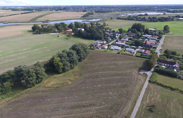 Landskab med marker, sø og landsbyen Snostrup. Foto: Frederikssund Kommune.