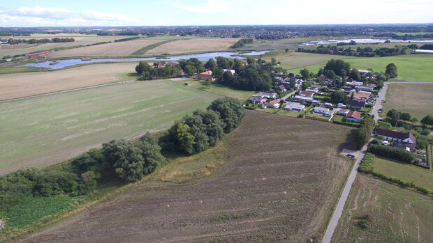 Det er på jordstykket midtfor, nederst i billedet at Frederikssund Kommune udbyder grunde til tinyhouses. Foto: Frederikssund Kommune.