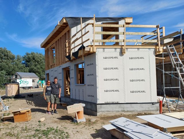 Maria og Jimmy foran deres Tiny House
