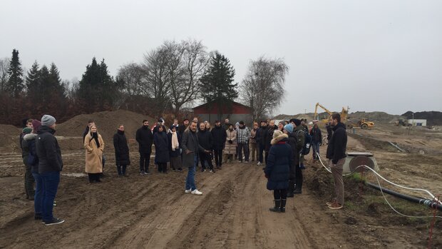 De nye grundejere vises rundt af koordinerende projektchef Dennis Ravn og borgmester Tina Tving Stauning. Foto: Frederikssund Kommune.