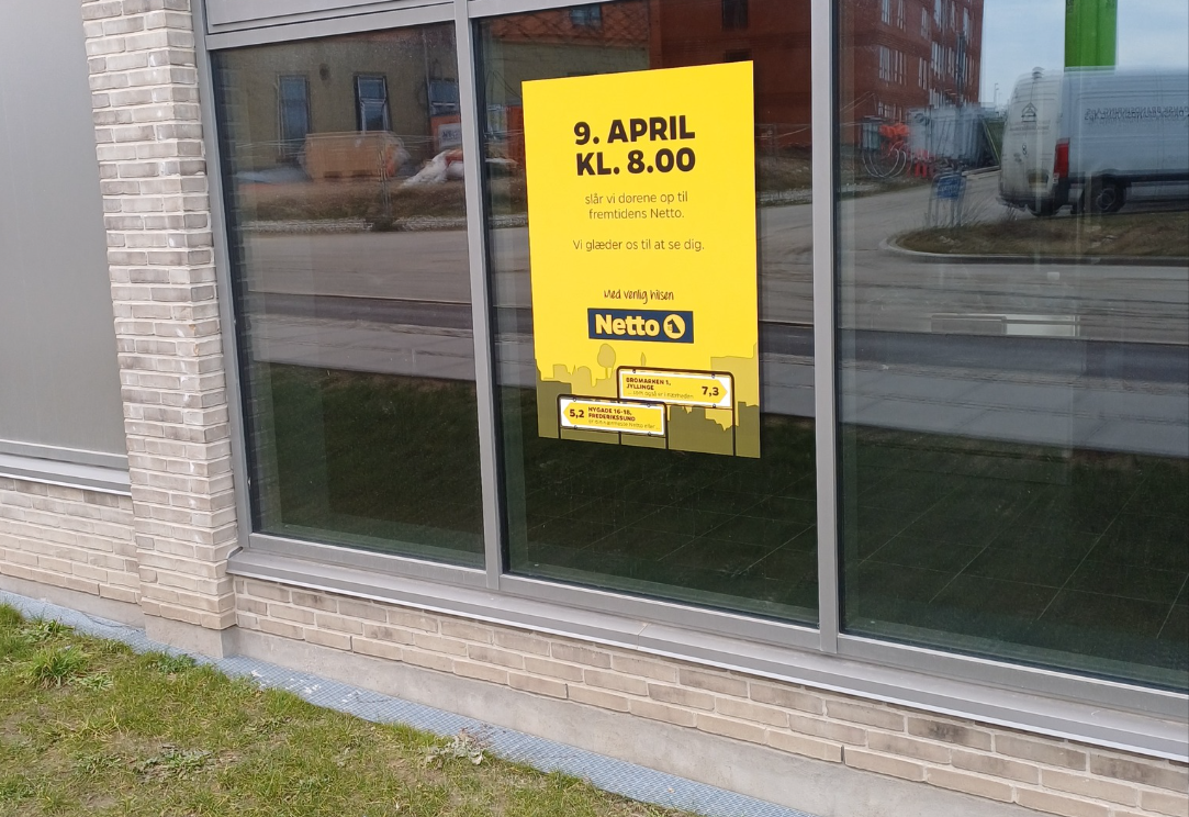 En del af facaden på den nye Netto butik med plakaten, der fortæller åbningsdagen. Foto: Frederikssund Kommune.