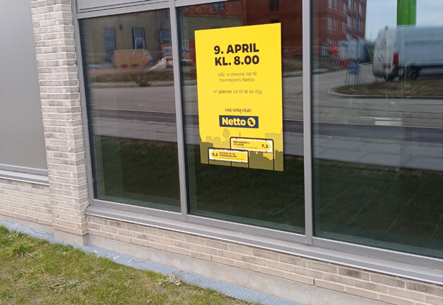 Plakaten i vundet fortæller, at Netto åbner den 9. april. Foto: Frederikssund Kommune.