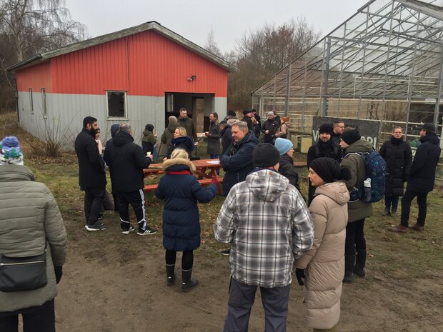 Efter rundvisningen var der godt gang i snakken blandt de kommende naboer. Foto: Frederikssund Kommune.