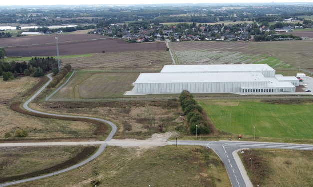 Matrikel 2a ligger umiddelbart nord for Fællesmagasinet i Vinge. Foto: Frederikssund Kommune.