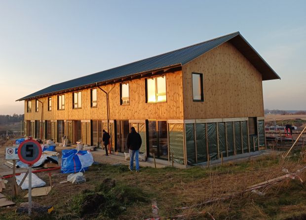 Foto af Ikanos igangværende byggeri af rækkehuse med lavt CO2-aftryk