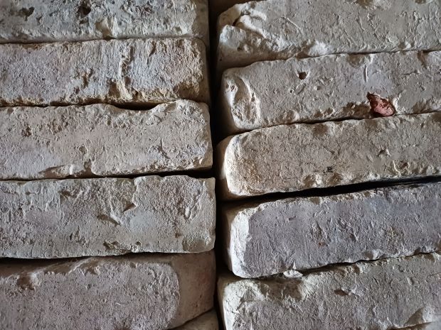 Billede af de gamle gule mursten, der skal bruges til gulvet