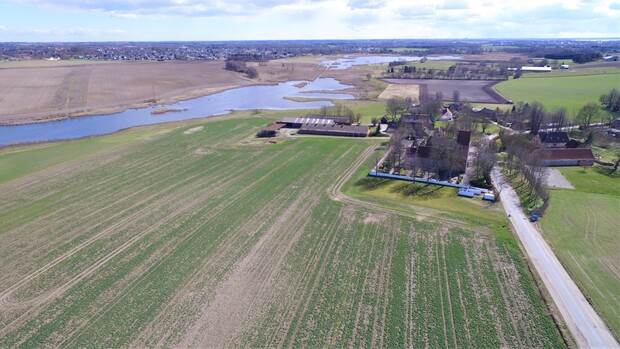 Skenkelsø Sø med Snostrup Kirke i forgrunden. Foto: Frederikssund Kommune. Skenkelsø Sø med Snostrup Kirke i forgrunden. Foto: Frederikssund Kommune.