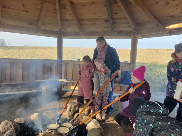 Spejdere i bålhytten