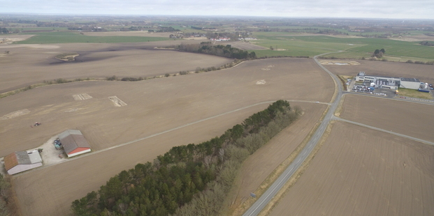 Lokalplanområdet dækker marken lige nord for vejen Haldor Topsøe Park. Foto: Frederikssund Kommune.