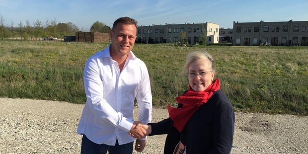 Rolf Petersen, direktør for City Apartment ApS giver hånd på købsaftalen med borgmester Tina Tving Stauning (A). Foto: Frederikssund Kommune.