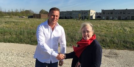 Rolf Petersen, direktør for City Apartment ApS giver hånd på købsaftalen med borgmester Tina Tving Stauning (A). Foto: Frederikssund Kommune. 