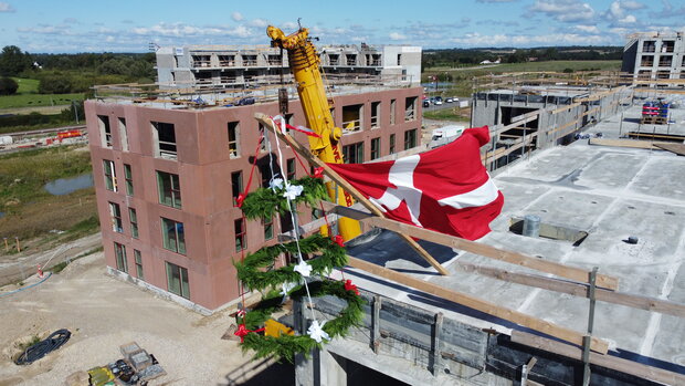 Flag og krans vajede smukt over bygningerne. Foto: Frederikssund Kommune.