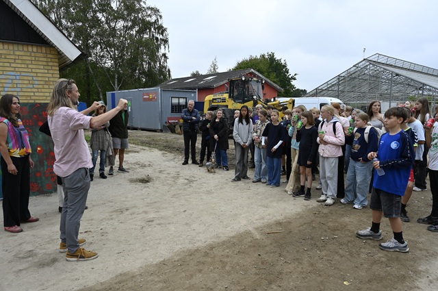 Projektchef for Vinge, Dennis Ravn, foran mange af eleverne. Foto: Frederikssund Kommune