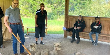 Spejderne laver pandekager over bålet i bålhytte. Foto: Frederikssund Kommune