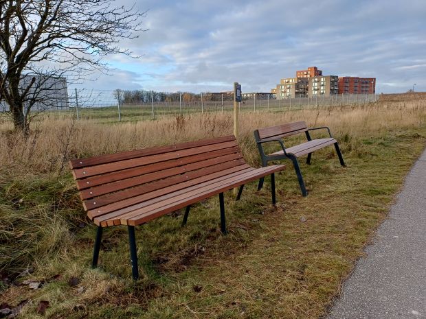 Billede af to af testbænkene, der er opsat langs hovedstien fra Vinge C mod syd