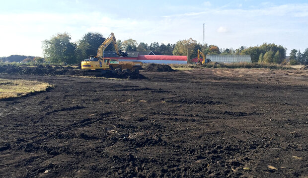 En gravemaskine læsser jord på en sumper. Foto: Frederikssund Kommune.