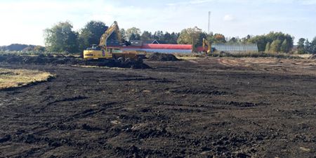 En gravemaskine læsser jord på en sumper. Foto: Frederikssund Kommune.