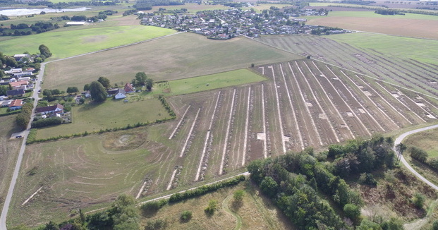 Landskab med mark med søgegrøfter beliggende mellem to landsbyer. Foto: Frederikssund Kommune.