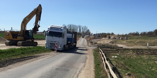 Lastbil og gravemaskine ved Dalvejen i Vinge. Foto: Frederikssund Kommune.