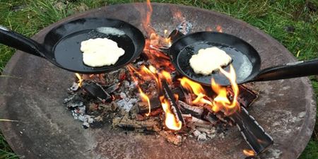 Der bages pandekager over bål. Foto: Frederikssund Kommune.