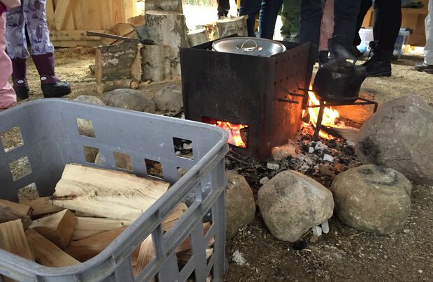 Bålstedet i bålhytten, hvor der bliver varmet vand og suppe over åben ild. Foto: Frederikssund Kommune.