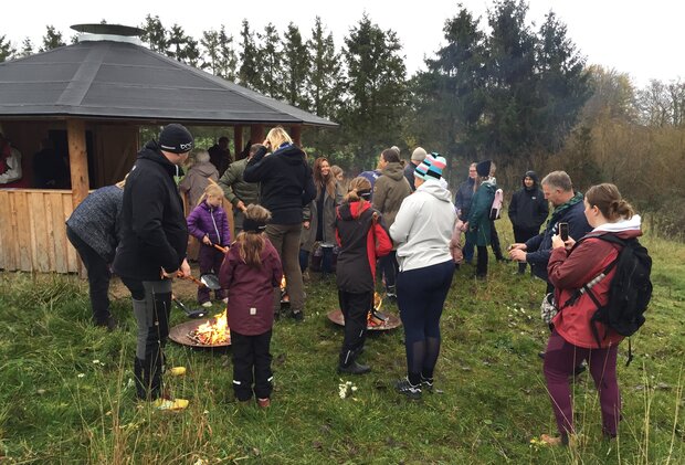 Børn og voksne ved bålhytten. Foto: Frederikssund Kommune.