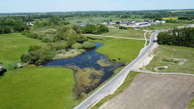 Det er arealerne mellem Deltakvarteret og Tvinsmosen, som Frederikssund Kommune har købt tilbage fra Fabulas. Foto: Frederikssund Kommune, Steven Rønnenkamp Holst.