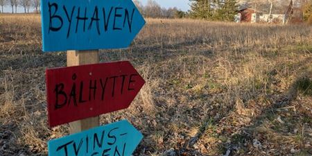 Skilte i Vinge. Foto: Frederikssund Kommune.