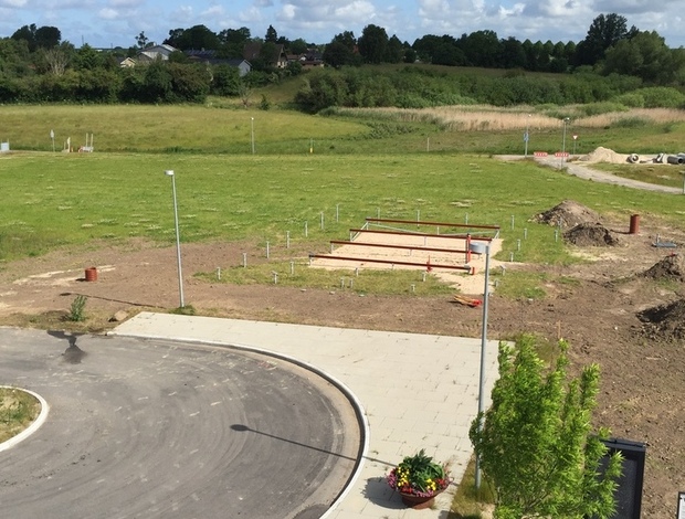 Byggepladsen ved Vinge Station med fundament klar til montage af hus. Foto: Frederikssund Kommune.