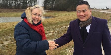 Borgmester Tina Tving Stauning (A) hilser på direktør og partner i NPV, Kim Lang. Foto: Frederikssund Kommune.